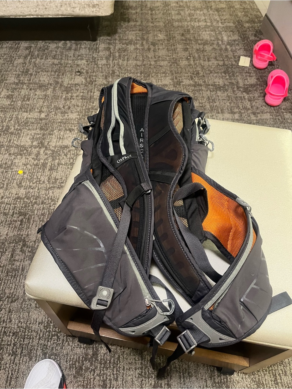 OSPREY Raven 14 Black with Orange Trim Sling Pack - Picture 2 of 3
